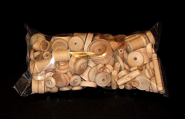 WOOD BIRD TOYS - 5 LBS Clear Plastic Bag Filled with Wood Pieces